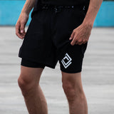 Salida de pantalones cortos deportivos.