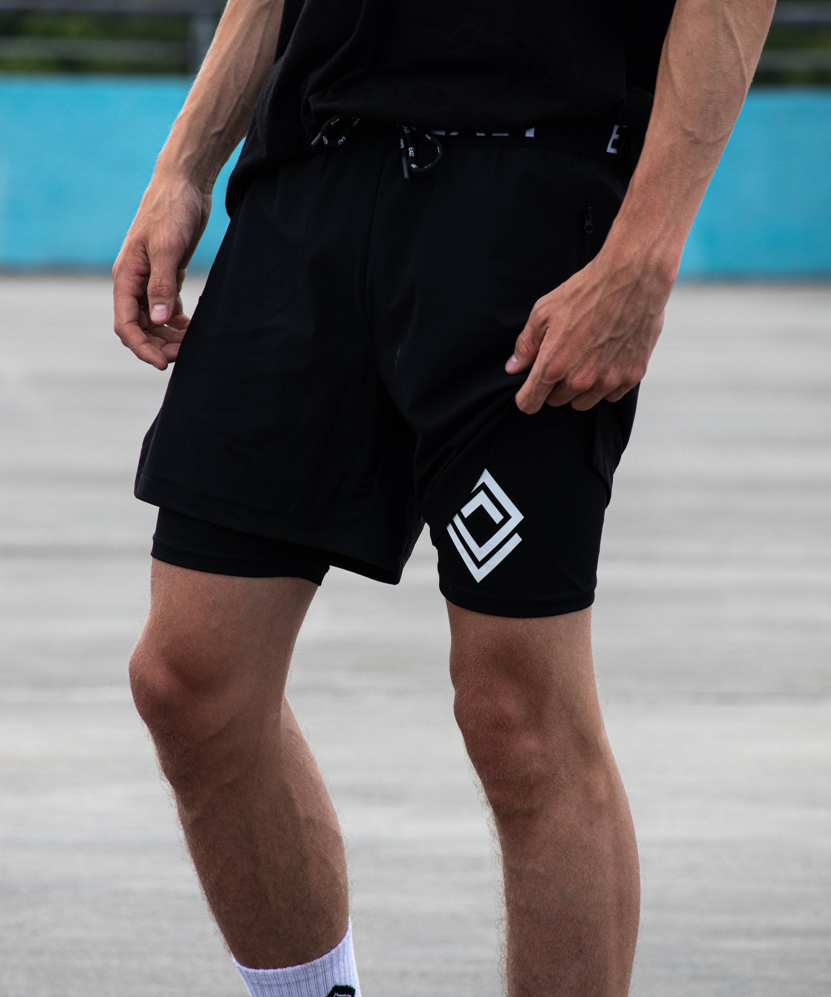 Salida de pantalones cortos deportivos.