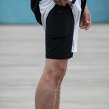 Salida de pantalones cortos deportivos.