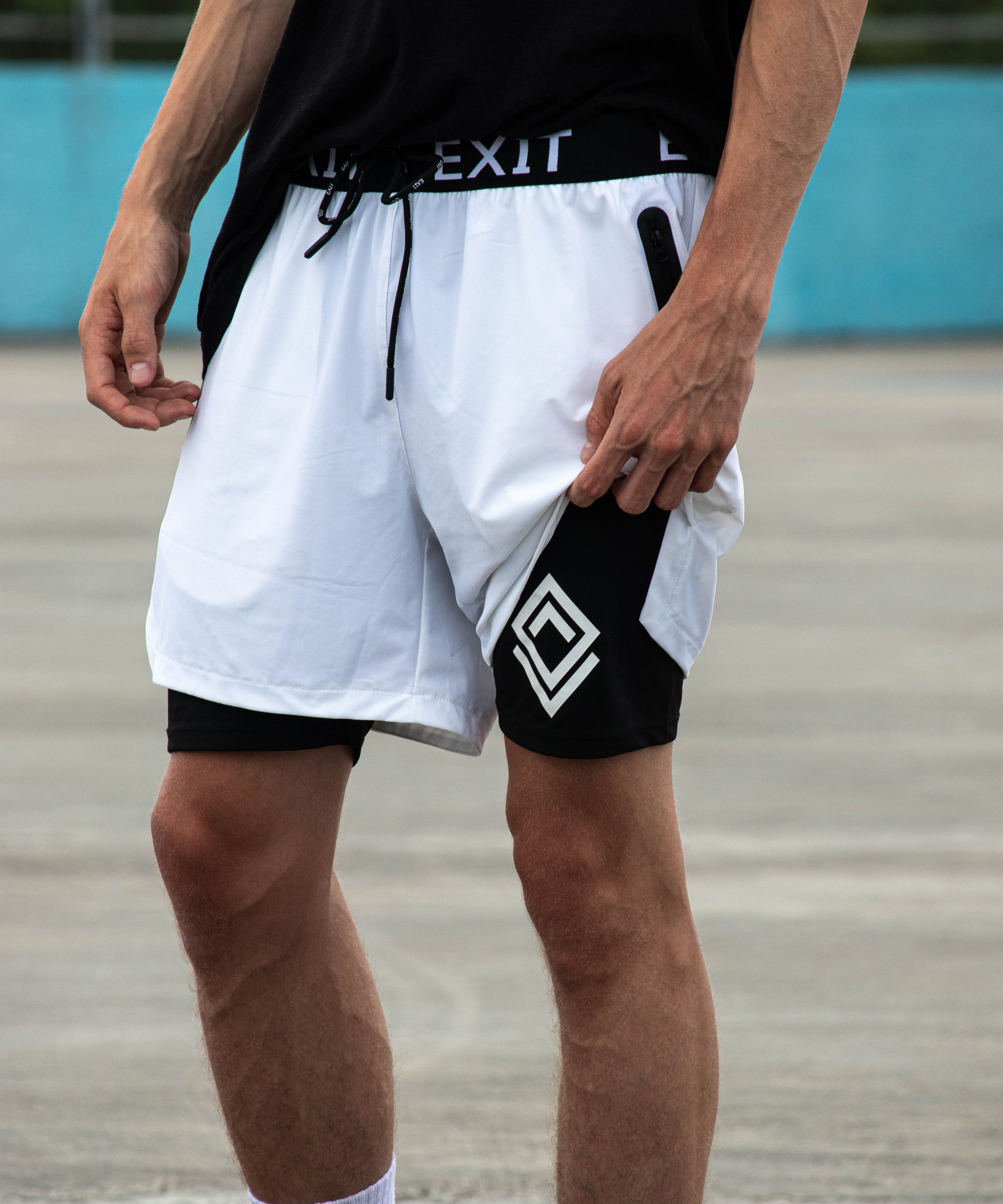 Salida de pantalones cortos deportivos.
